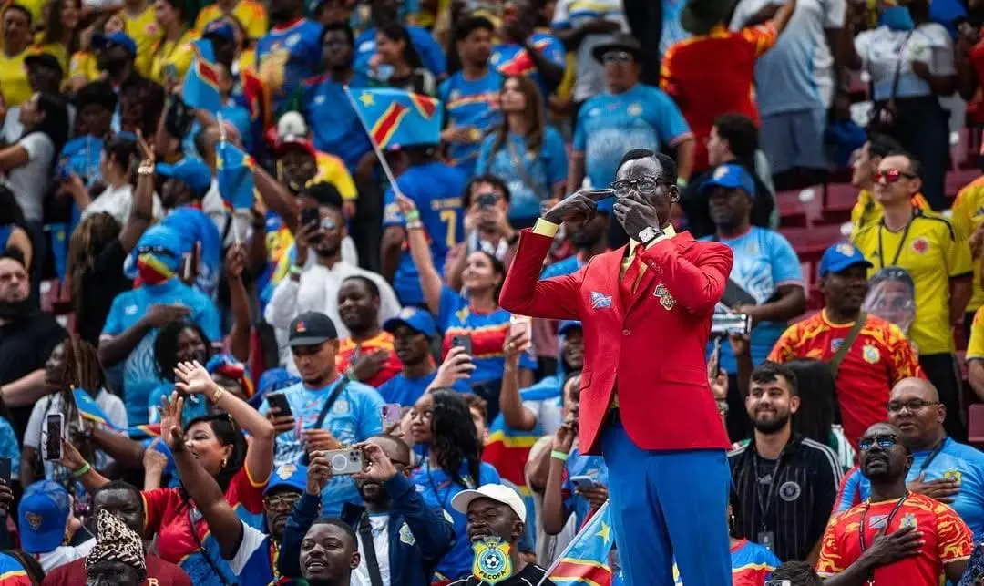Lumumba Vea diante da torcida do Congo