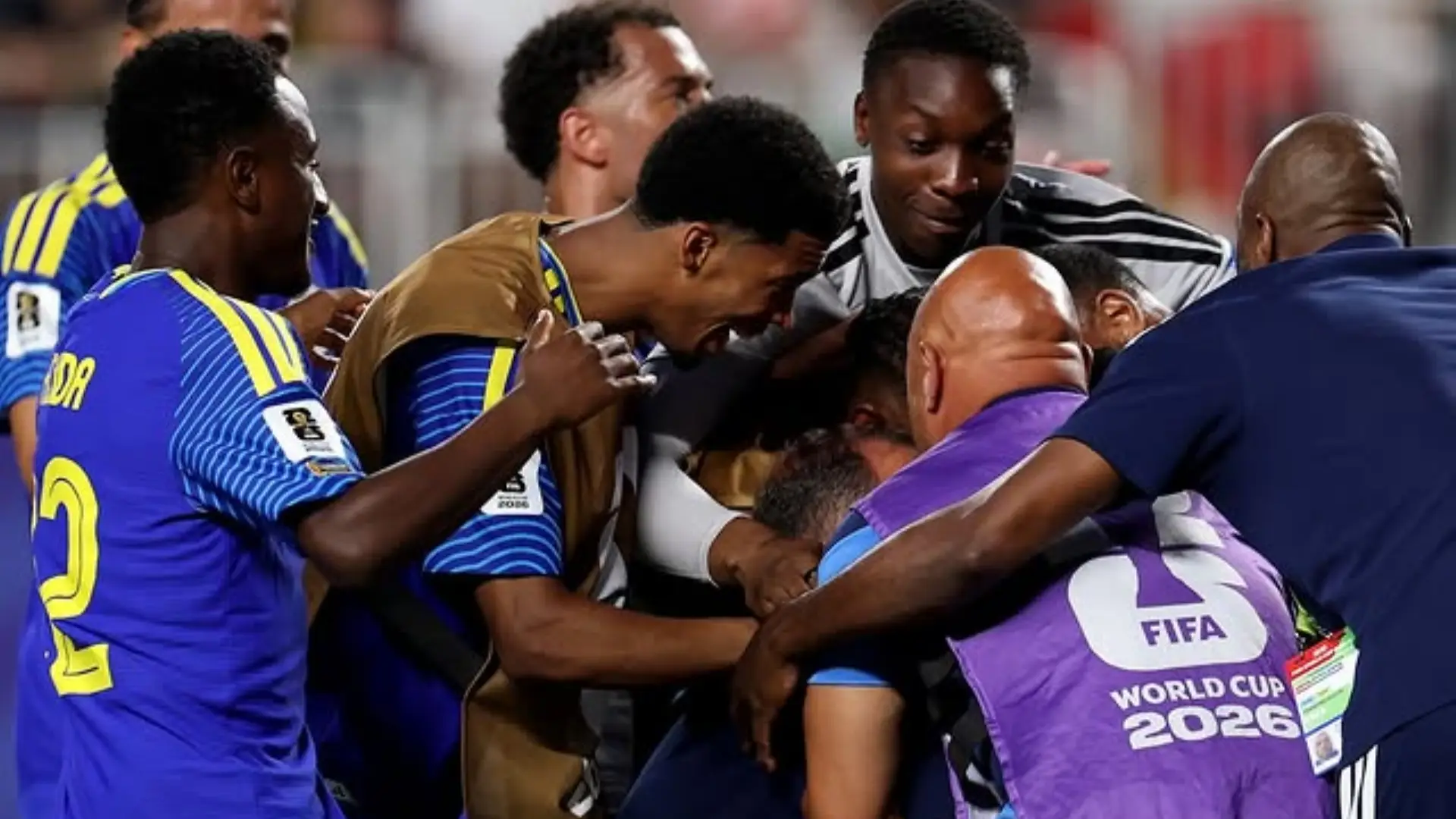 Jogadores de curaçau se abraçando emocionados após o apito final.