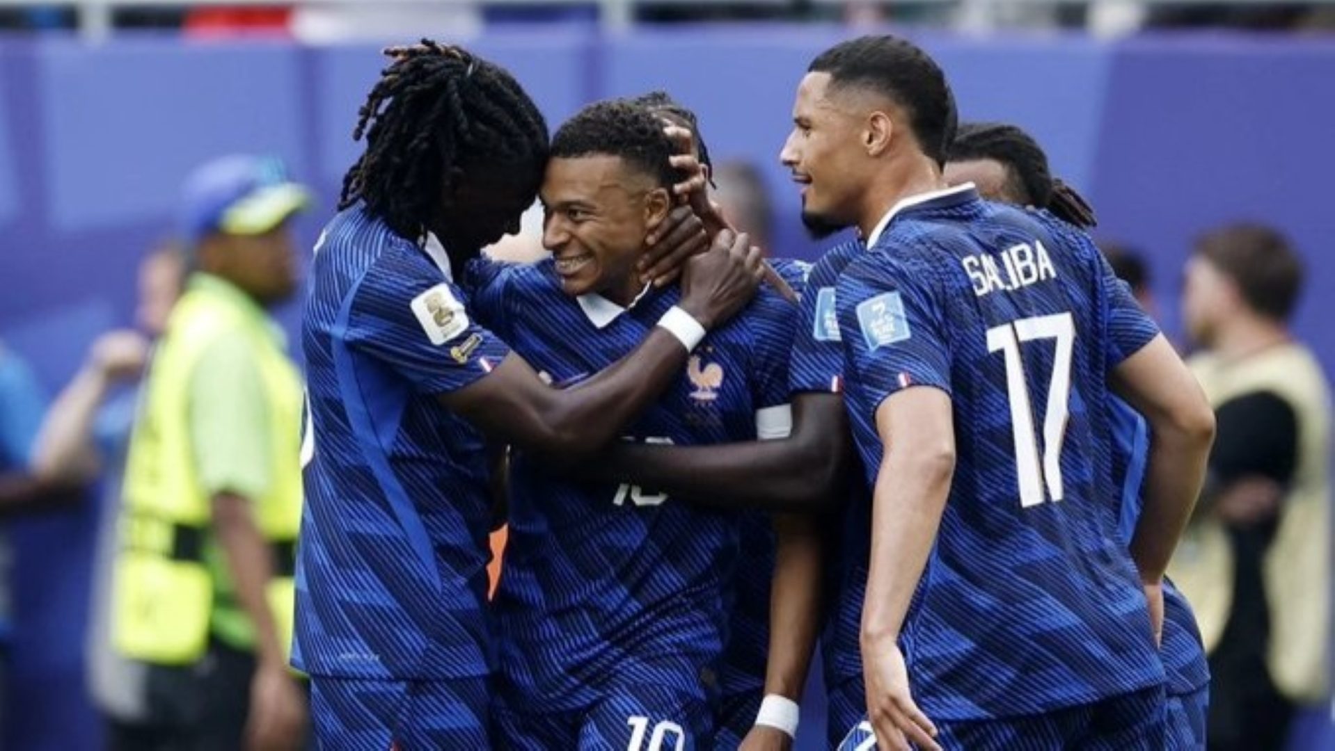 Elenco da França celebrando gol de Mbappé