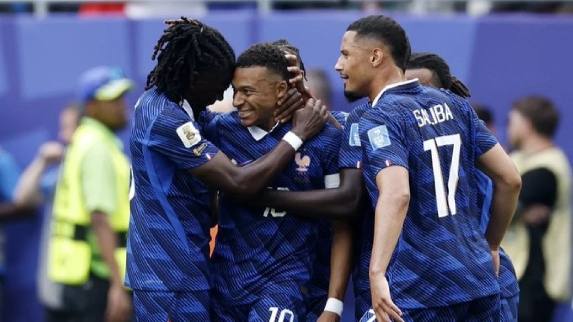 Elenco da França celebrando gol de Mbappé