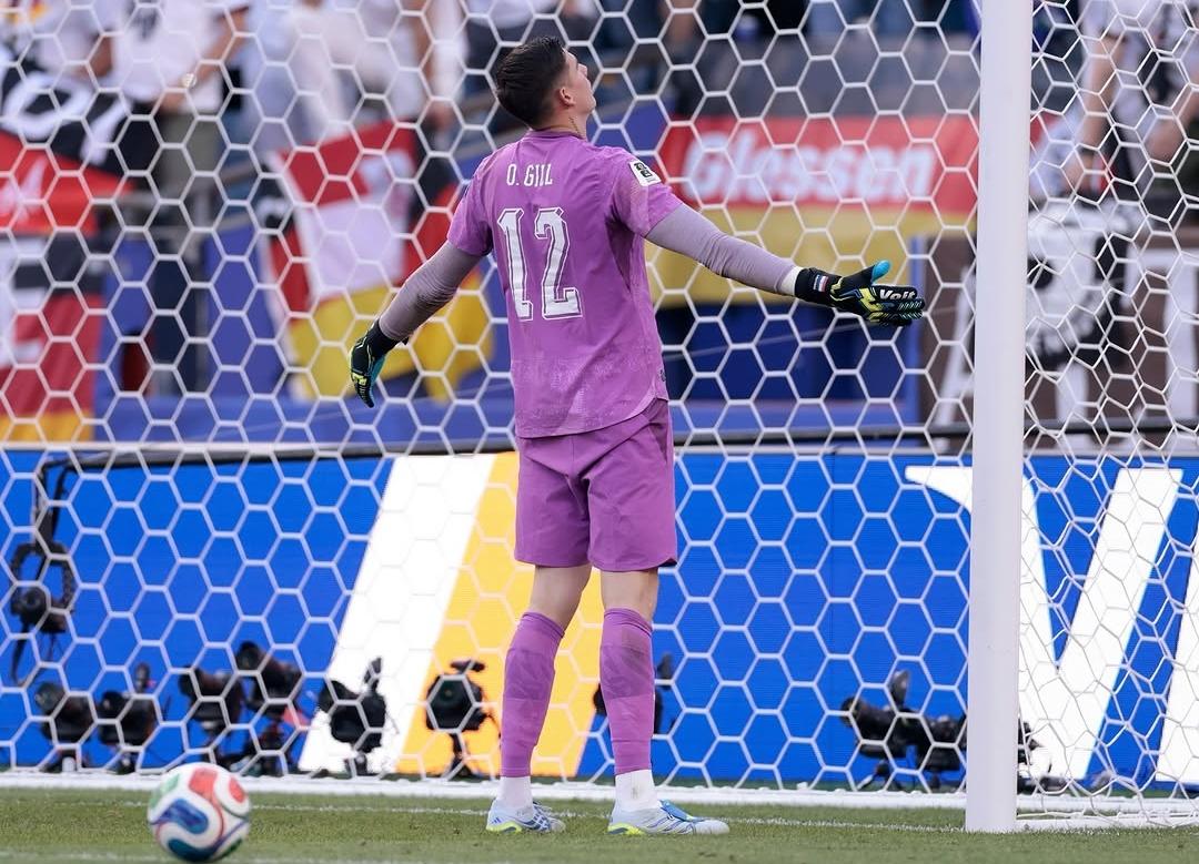 Orlando Gill após grandes defesas contra a Alemanha /Fonte: Albirroja 