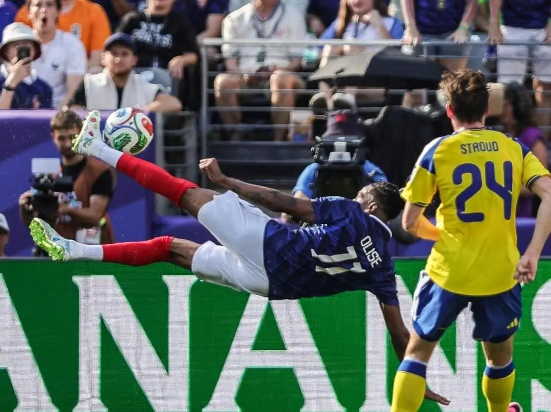 Olise em gol contra a Suécia