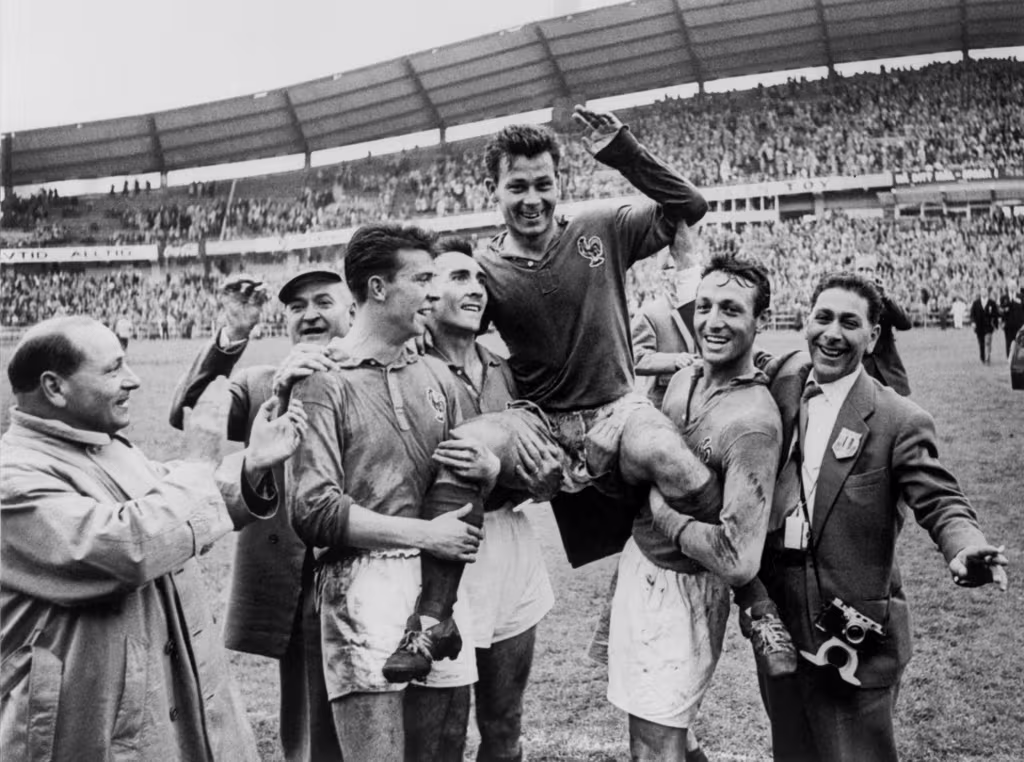 Just Fontaine comemorando com a seleção francesa de 1958 / Fonte: Reprodução/FIFA
